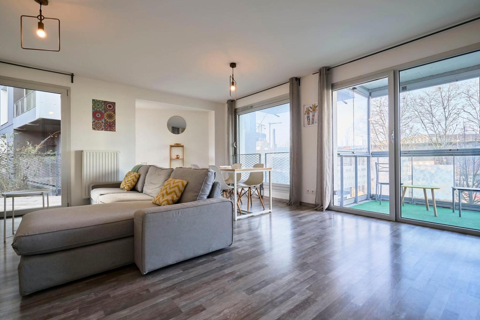 Proche Metro & 2 Balcons + Parking Lila