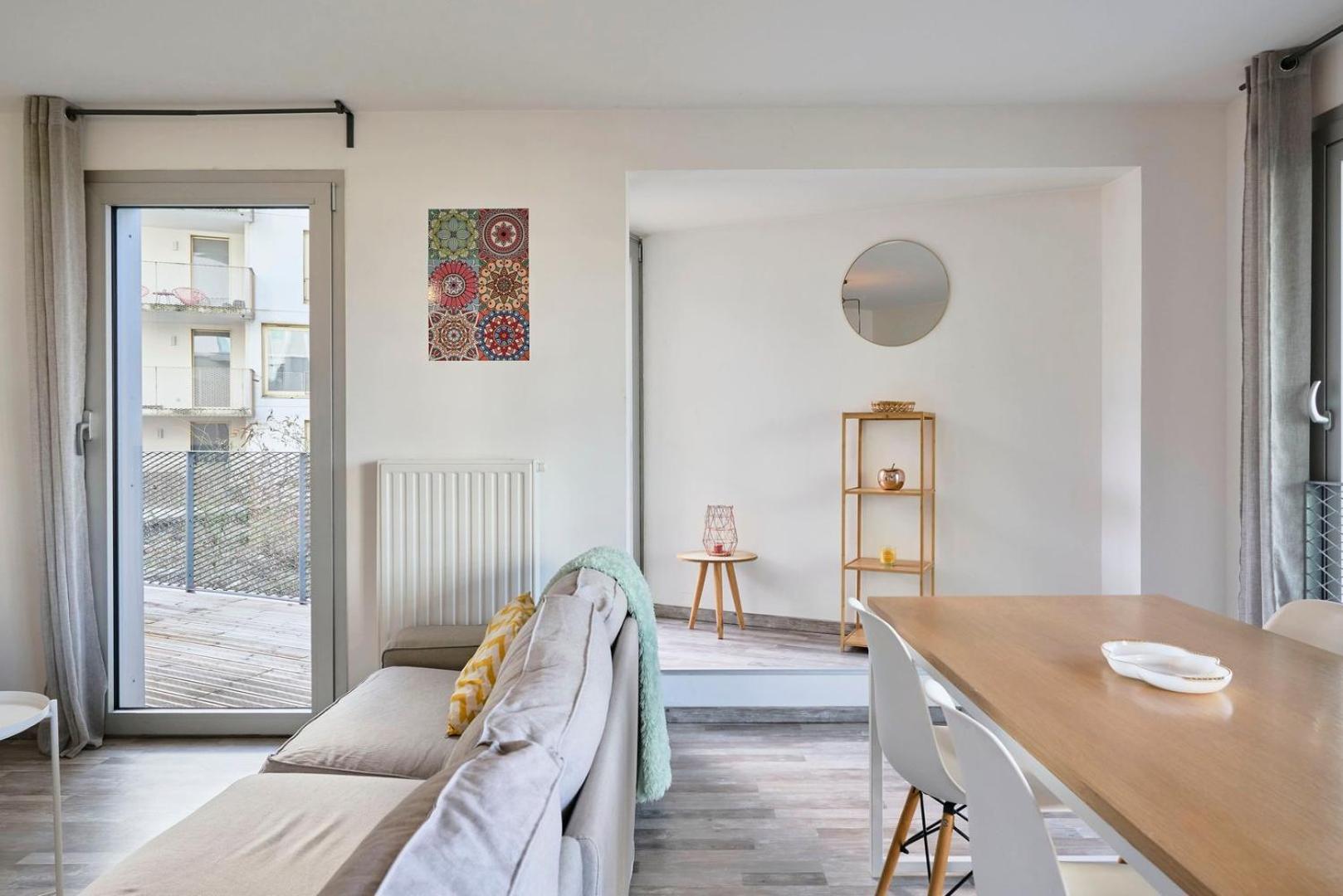 Proche Metro & 2 Balcons + Parking Apartment
