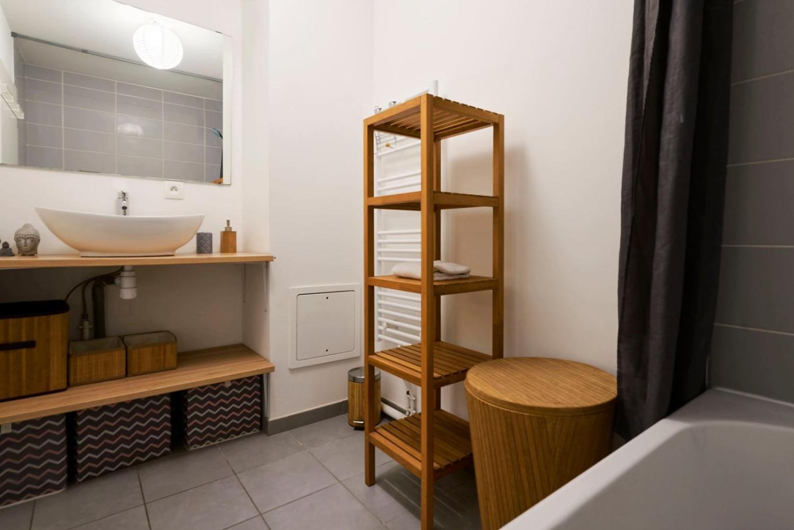 Proche Metro & 2 Balcons + Parking Apartment *