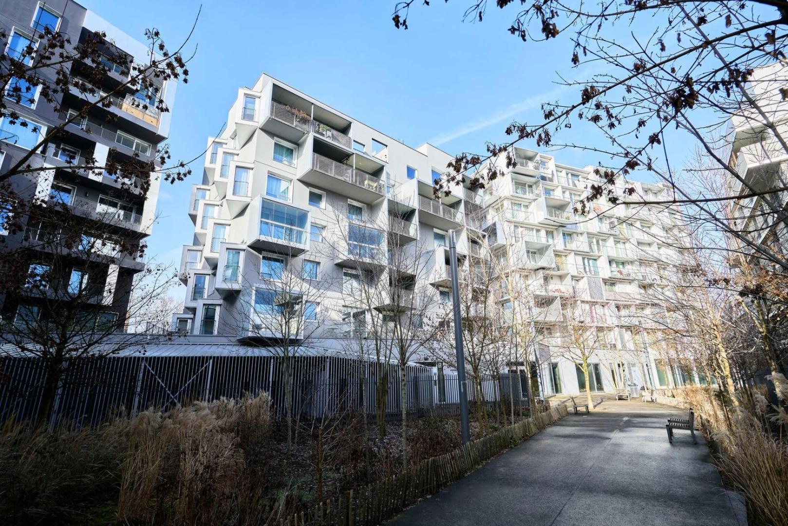 Proche Metro & 2 Balcons + Parking Lila